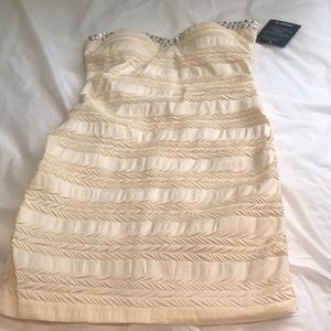 Beautiful dress for any type of after 5 event!